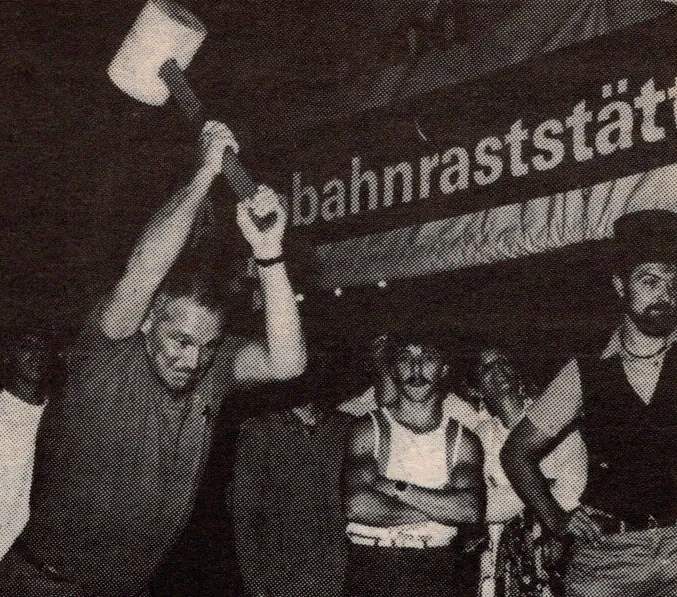 Festbesucher feiern am Stadtfest Glarus